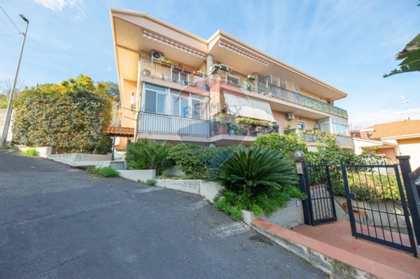 appartamento in vendita ad Aci Catena