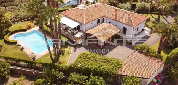 casa indipendente in vendita ad Aci Catena
