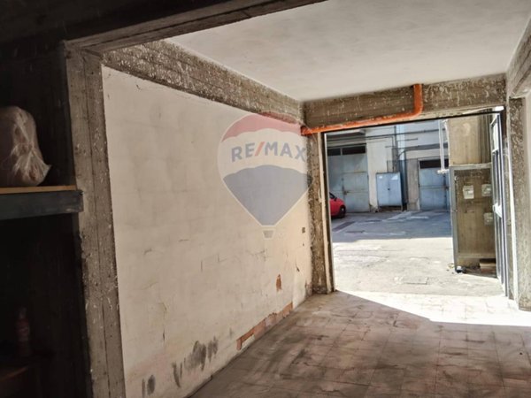 locale di sgombero in vendita ad Aci Catena