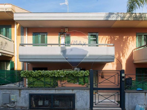 casa indipendente in vendita ad Aci Catena in zona Vampolieri