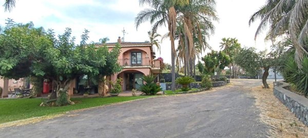 casa indipendente in vendita ad Aci Catena