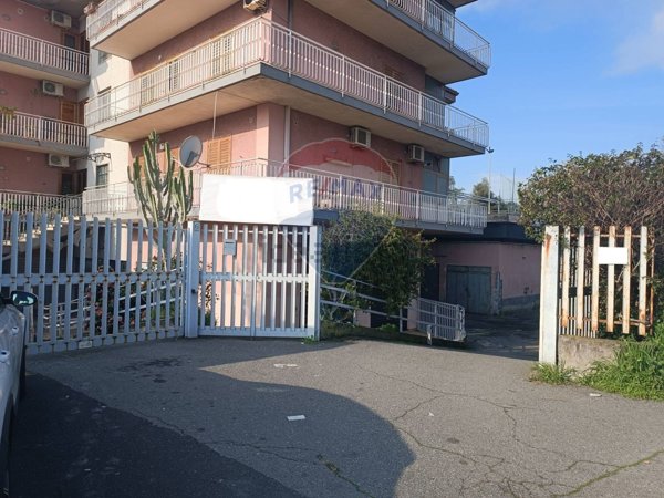 locale di sgombero in vendita ad Aci Catena