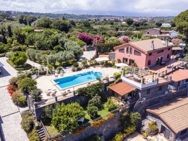 casa indipendente in vendita ad Aci Catena