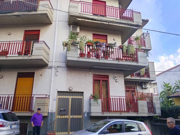 appartamento in vendita ad Aci Catena in zona Aci San Filippo