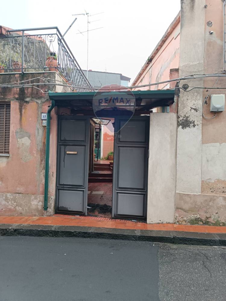 casa indipendente in vendita ad Aci Catena