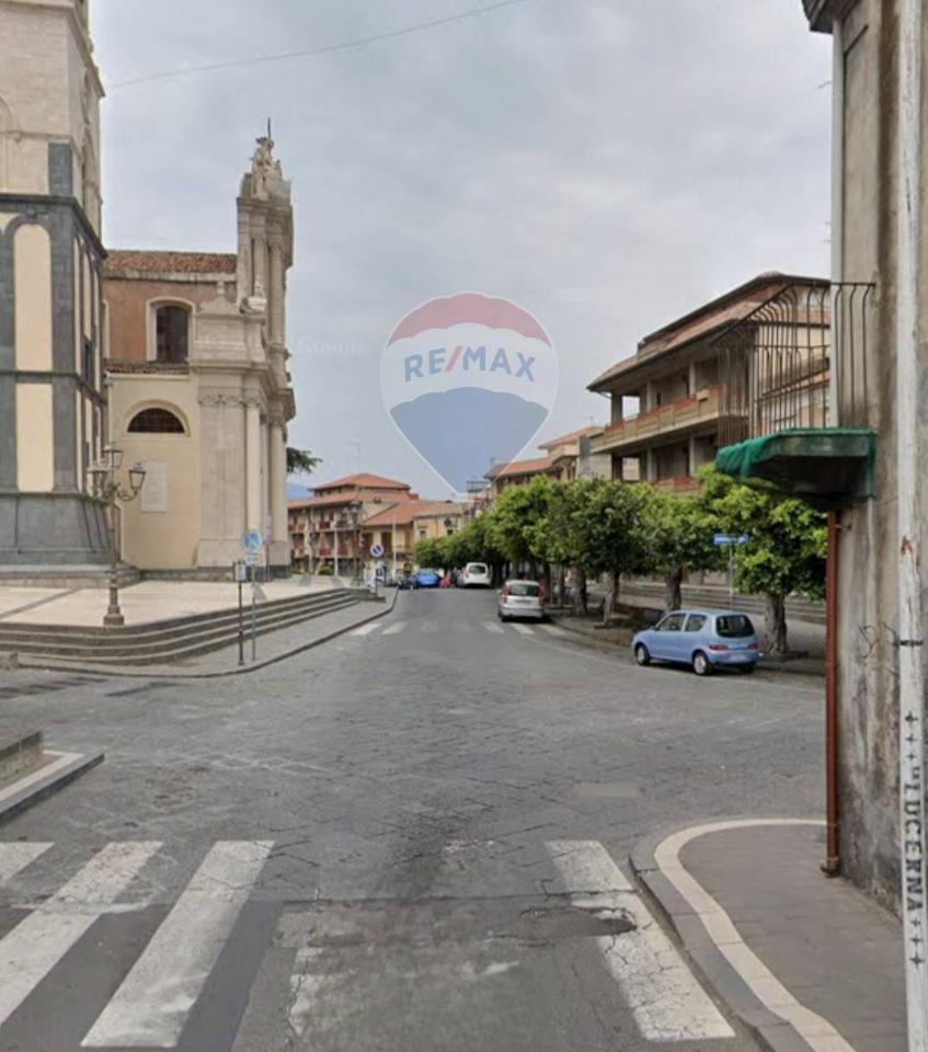 locale di sgombero in vendita ad Aci Catena in zona Aci San Filippo