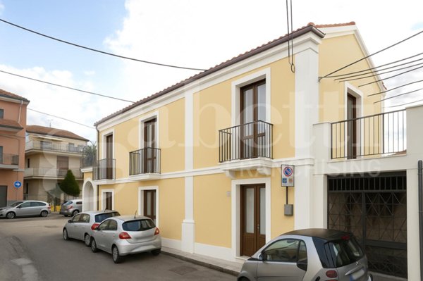 casa indipendente in vendita ad Aci Catena