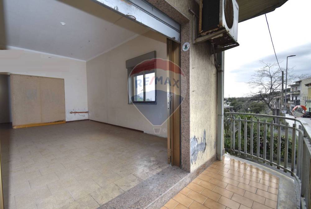 locale commerciale in vendita ad Aci Catena