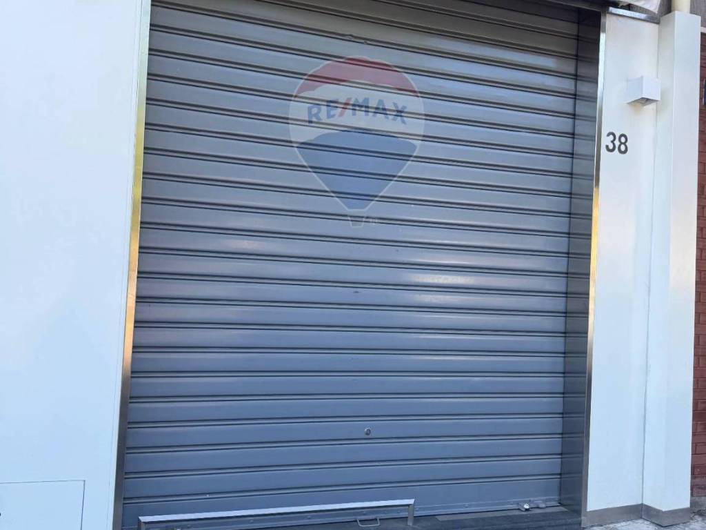 locale commerciale in vendita ad Aci Catena