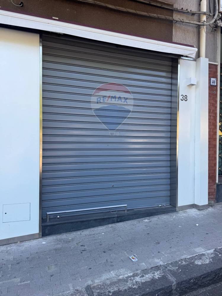 locale commerciale in vendita ad Aci Catena