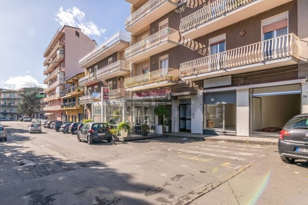 locale commerciale in vendita ad Aci Catena