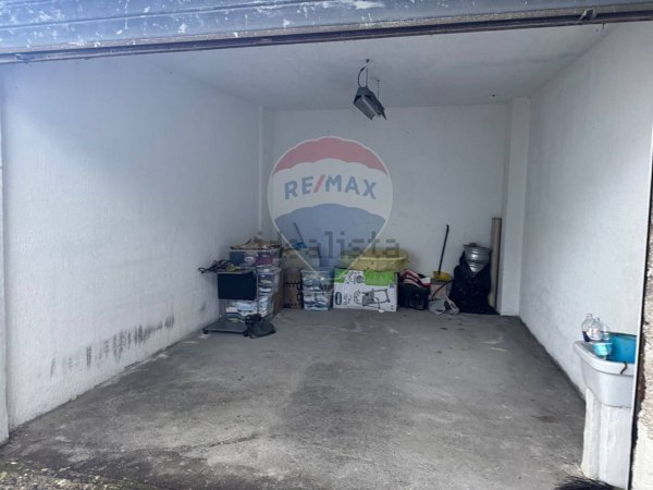 negozio in vendita ad Aci Catena in zona Aci San Filippo