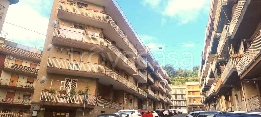 appartamento in vendita ad Aci Catena