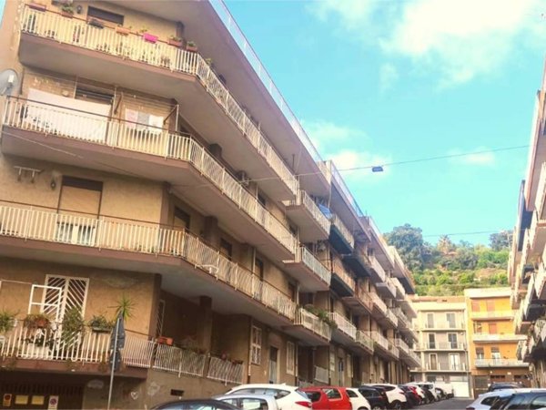appartamento in vendita ad Aci Catena