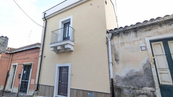 casa indipendente in vendita ad Aci Catena