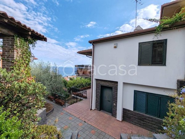 casa indipendente in vendita ad Aci Catena in zona Vampolieri