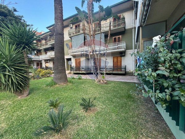 appartamento in vendita ad Aci Catena