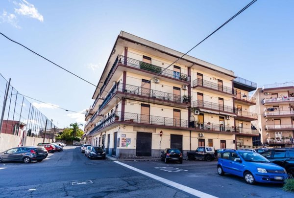 appartamento in vendita ad Aci Catena