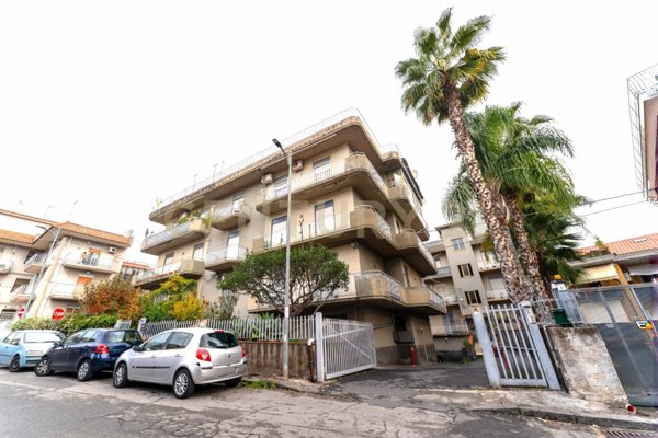 appartamento in vendita ad Aci Catena