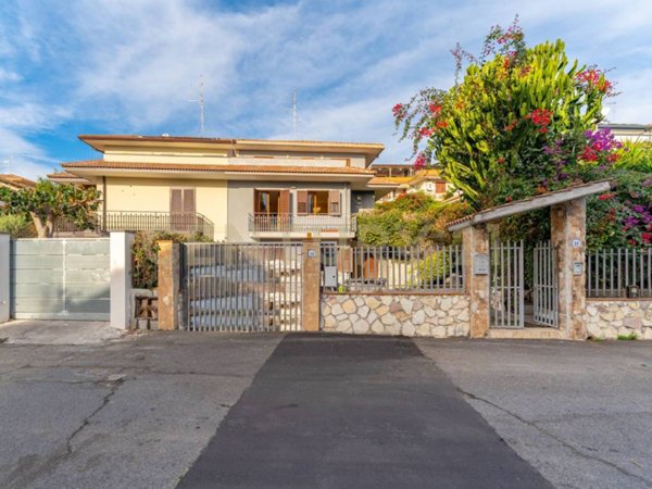 casa indipendente in vendita ad Aci Catena in zona San Nicolò