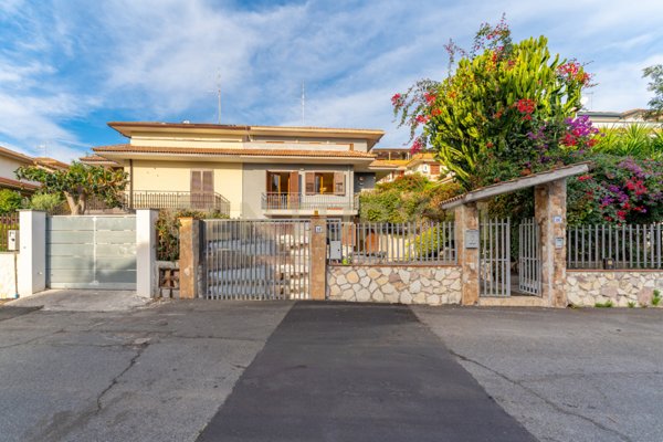 casa indipendente in vendita ad Aci Catena in zona San Nicolò