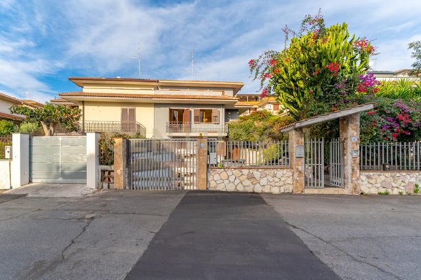 casa indipendente in vendita ad Aci Catena