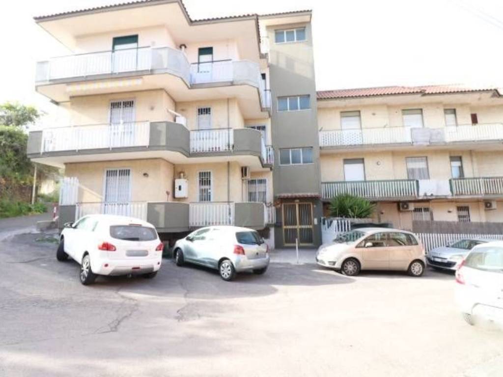 appartamento in vendita ad Aci Catena in zona Aci San Filippo