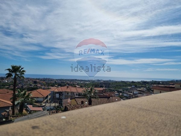 appartamento in vendita ad Aci Catena