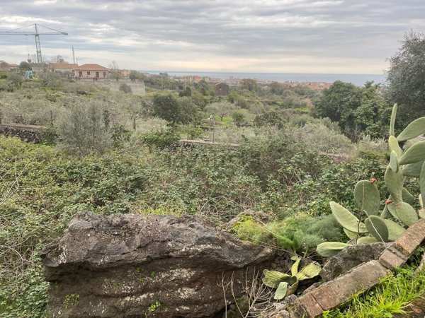 terreno edificabile in vendita ad Aci Catena