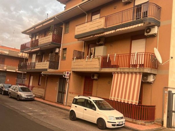 appartamento in vendita ad Aci Catena in zona Aci San Filippo
