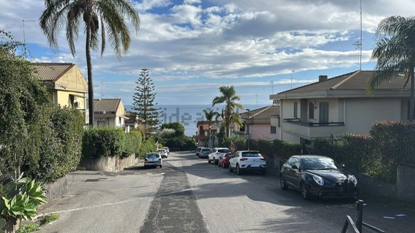 esavano in vendita ad Aci Catena in zona Vampolieri