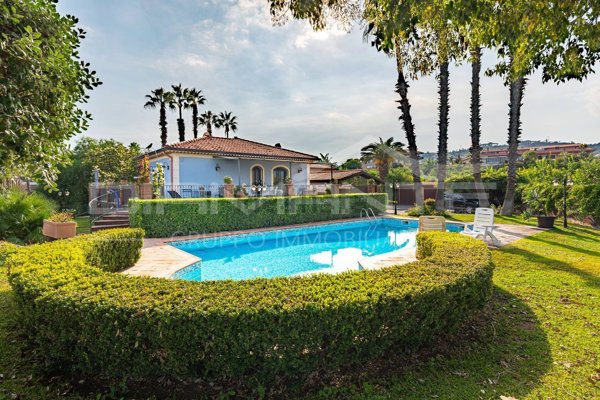 casa indipendente in vendita ad Aci Catena