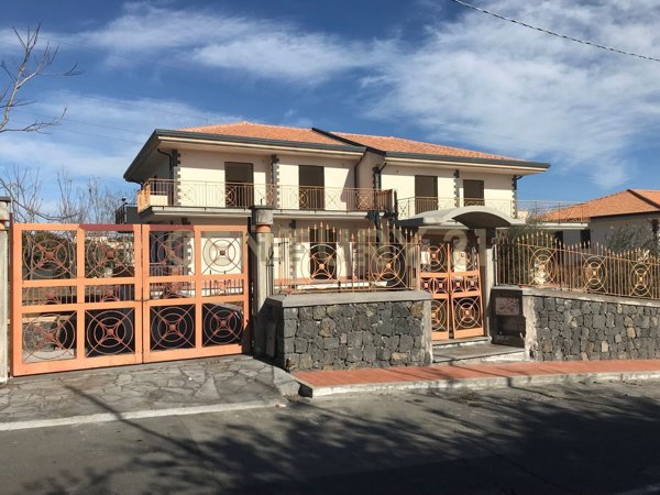 casa indipendente in vendita ad Aci Catena in zona San Nicolò
