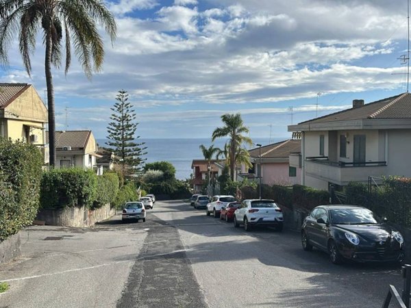 casa indipendente in vendita ad Aci Catena