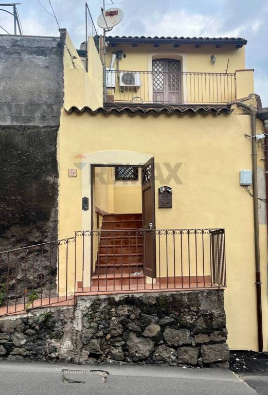 casa indipendente in vendita ad Aci Catena in zona Aci San Filippo
