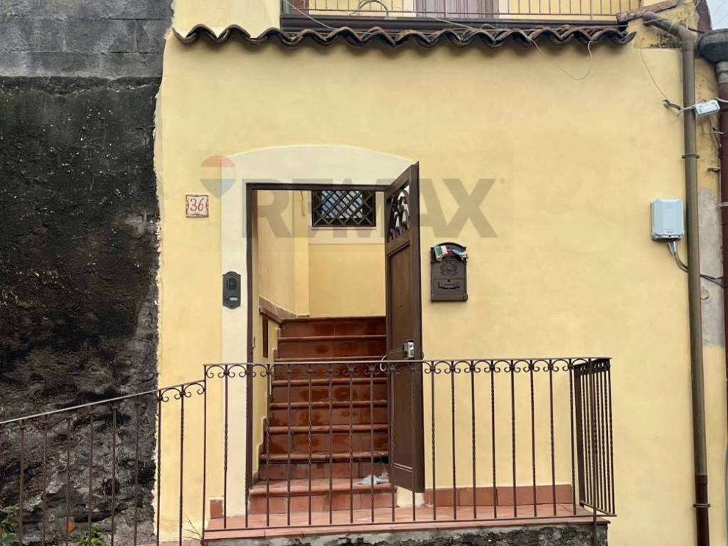 casa indipendente in vendita ad Aci Catena in zona Aci San Filippo