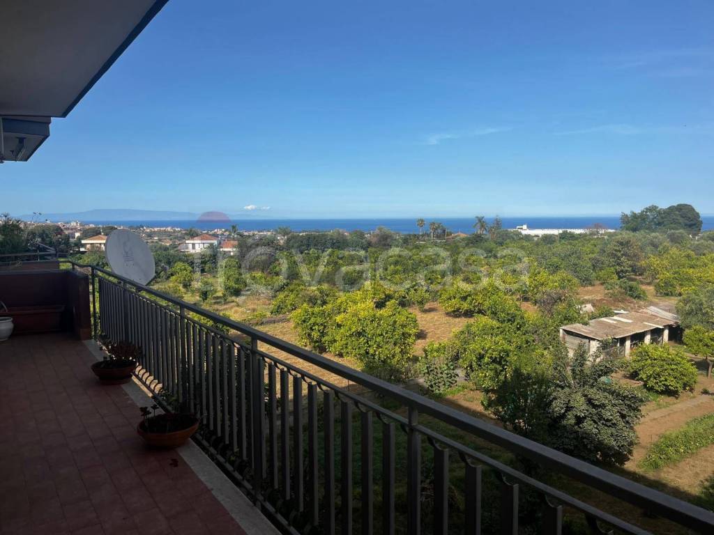 appartamento in vendita ad Aci Catena in zona Aci San Filippo