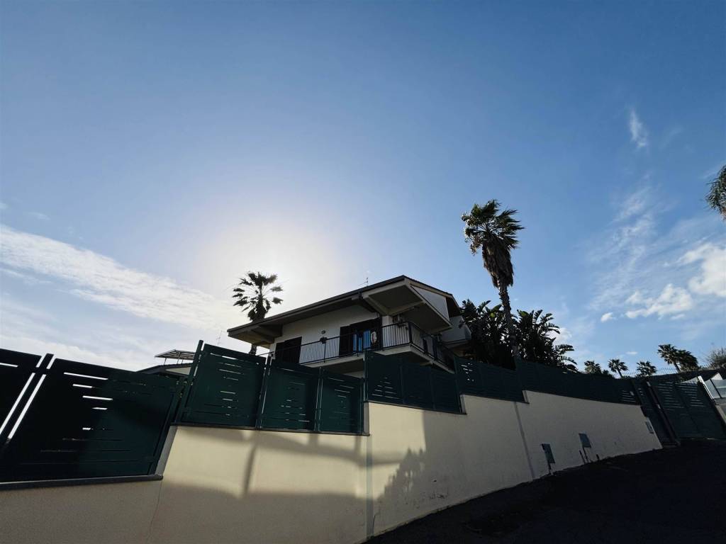 casa indipendente in vendita ad Aci Catena