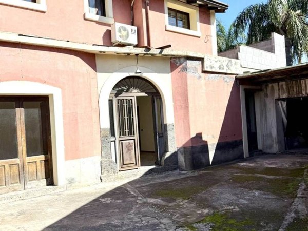 casa indipendente in vendita ad Aci Catena