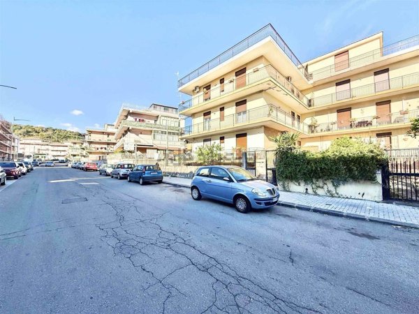 appartamento in vendita ad Aci Catena
