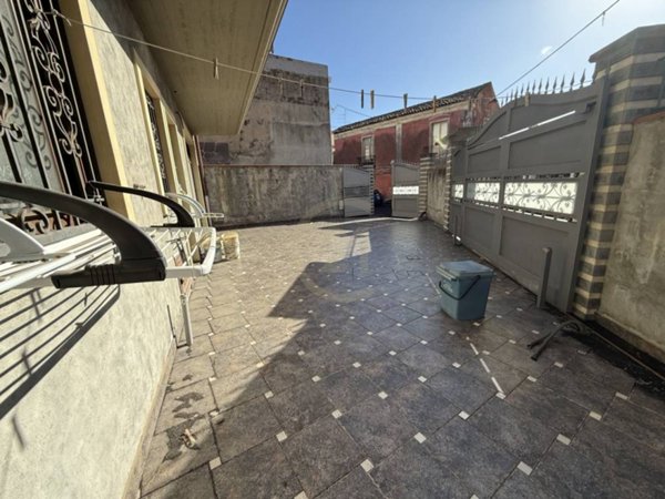 casa indipendente in vendita ad Aci Catena