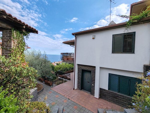 casa indipendente in vendita ad Aci Catena in zona Vampolieri