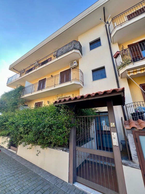 appartamento in vendita ad Aci Catena