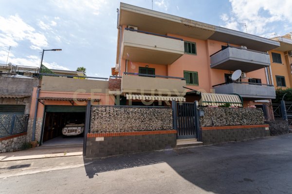 casa indipendente in vendita ad Aci Catena in zona Vampolieri