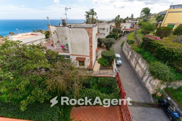 casa indipendente in vendita ad Aci Catena in zona Vampolieri