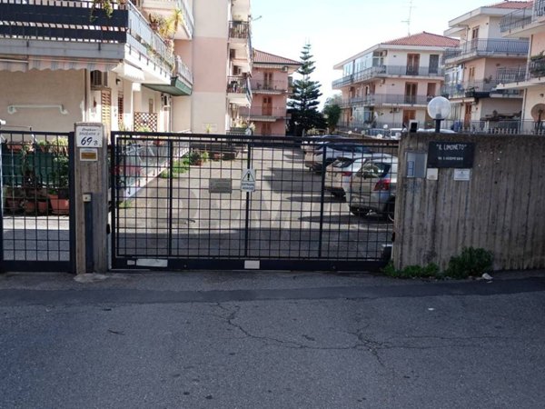 locale di sgombero in vendita ad Aci Catena in zona Aci San Filippo