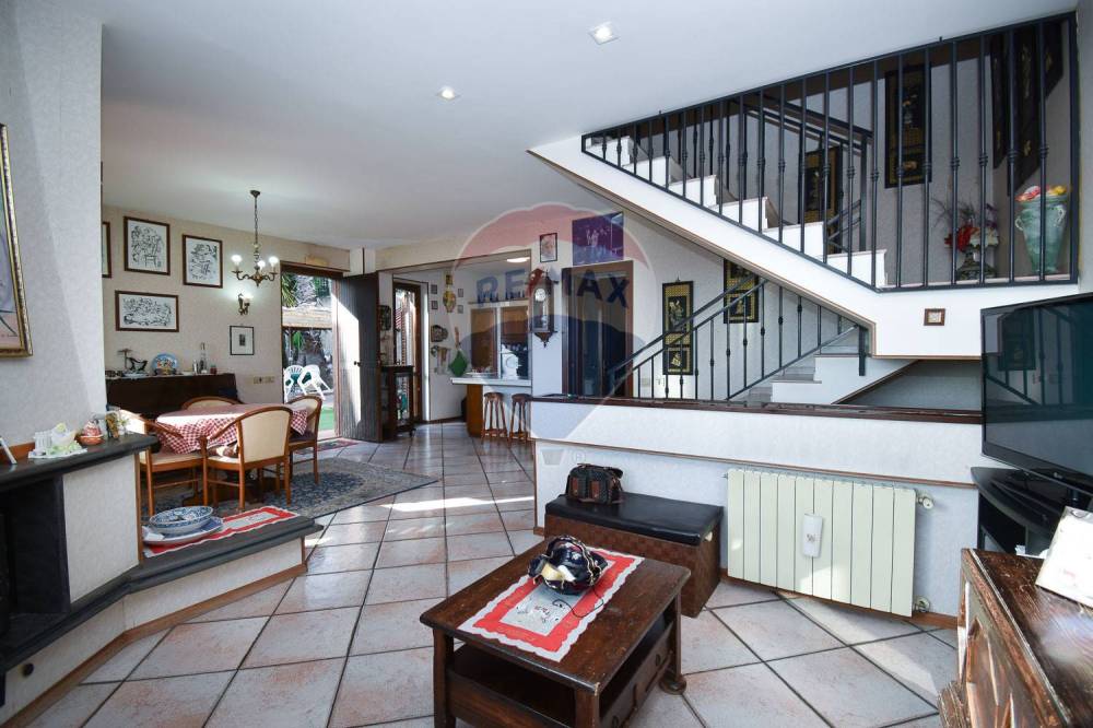 casa indipendente in vendita ad Aci Catena