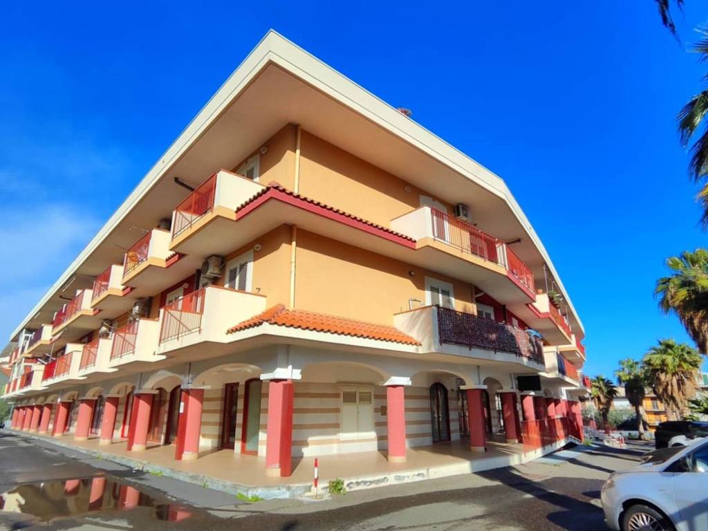 appartamento in vendita ad Aci Catena