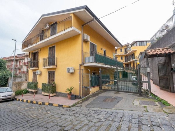appartamento in vendita ad Aci Catena in zona Aci San Filippo
