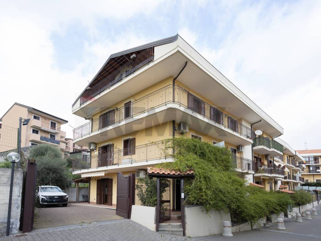 casa indipendente in vendita ad Aci Catena in zona San Nicolò